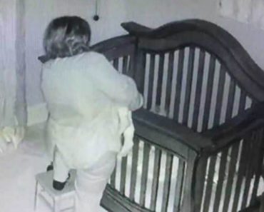 Mummu laittaa vauvaa nukkumaan – Kohta näette jotain hauskaa