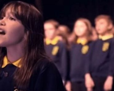 Nyt loksahti leuka – Katso miten upeasti 10-vuotias autistinen tyttö tulkitsee kappaleen ’Hallelujah’