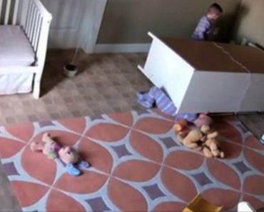 Kaksivuotias on jäänyt lipaston alle – Katso mitä kaksoisveli keksii tehdä pelastaakseen veljensä