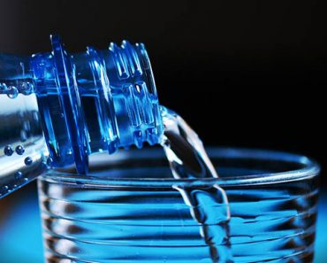 Lue 8 mahtavaa syytä miksi jokaisen tulisi juoda aamulla vettä tyhjään vatsaan