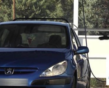 Peugeot-kuski on juuri saanut pestyä autonsa – Kohta autolle tapahtuu jotain uskomatonta