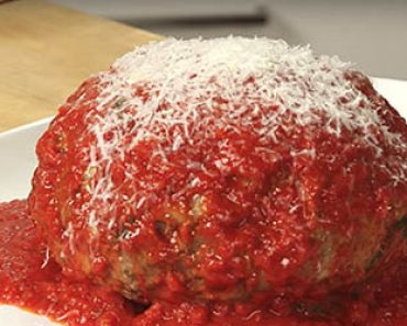 Tätä reseptiä sinun täytyy kokeilla: Jättimäinen lihapulla, joka on täytetty spagetilla!