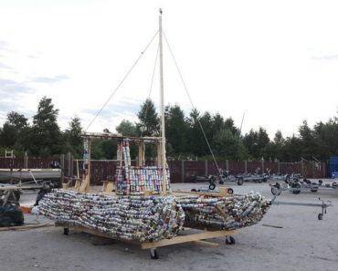 Virolaismies purjehtii parhaillaan kaljatölkeistä tehdyllä aluksella Suomesta Viroon
