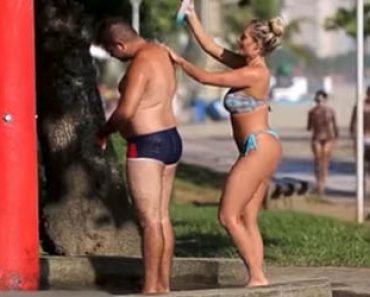 Kaunis nainen pesee miehen selkää – kohta tapahtuu älyttömän hauska käänne, josta mies ei tule pitämään