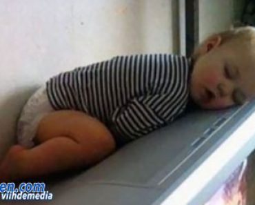 Nämä kuvat todistavat että lapset voivat nukahtaa minne tahansa (20 Kuvaa)