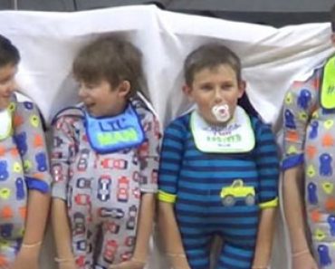 Viidesluokkalaiset pojat pukeutuvat vauvoiksi – Yleisö repeää nauruun kun esitys alkaa