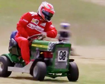 Kimi Räikkönen ajoi kilpaa ruohonleikkurilla – Katso miten kisassa kävi!
