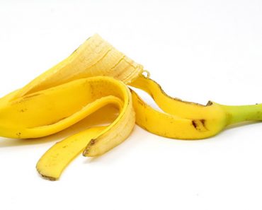 Tiesitkö että banaaninkuorista on apua moneen vaivaan? – Luettuasi nämä et enää heitä kuoria roskiin!