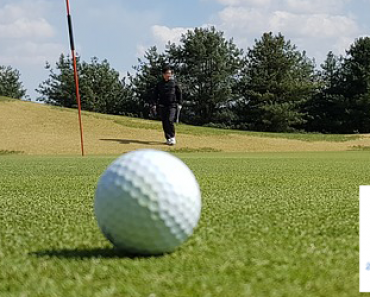 Tämän täytyy olla erikoisin näky mitä golfkentällä on koskaan nähty! – Katso video!