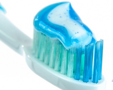 Tiesitkö että hammastanhalla voi poistaa naarmuja astioista? – Katso kuvat!