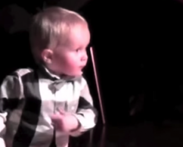 2-vuotias ryntää tanssimaan, kun kuulee lempi kappaleensa – Video on saanut miljoonat ihmiset nauramaan