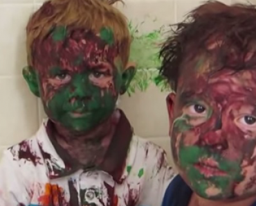 Hervoton video: Perheenisä jätti veljekset hetkeksi yksin – Tällä välin pojat löysivät hieman maalia…