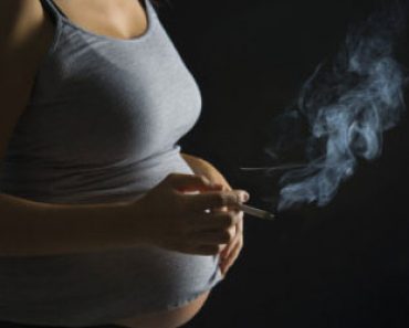 Jopa 15% suomalaisäideistä tupakoi raskauden aikana – Altistaa vauvansa monille vaaroille