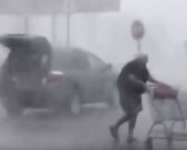 Video: Tämä teräsmummo ei välittänyt hurrikaanista – asioi kaupassa kaikessa rauhassa