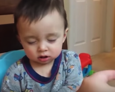 Pystytkö olemaan nauramatta tälle vauvavideolle? – Katso!