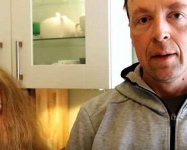 Jussi Halla-aho valmistaa kohuttua kanakeittoa – VIDEO!