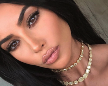 Kim Kardashian julkaisi kuvan uhkeasta takamuksestaan – “Mitä sä tuijotat?”